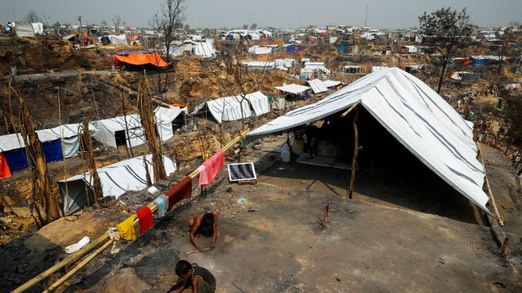 Notdürftige Aufräumarbeiten nach dem verheerenden Brand in Cox's Bazar