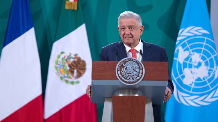 Rais wa Mexico Andres Manuel Lopez Obrador akihutubia hadhira wakati wa hafla ya ufunguzi wa Jukwaa la Kizazi  cha Usawa Mexico,huko mji wa Mexico 