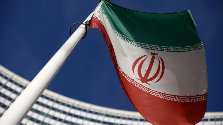 Иранското знаме пред централата на Международната агенция за атомна енергия (МААЕ) във Виена.