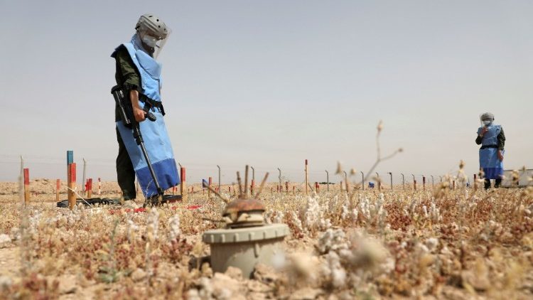 Ženy, které zbavují min pozemky v irácké Basoře