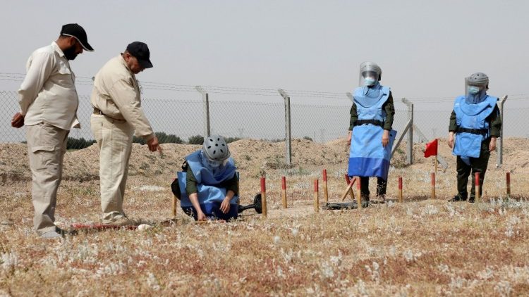 Retirada de minas antipessoais em Bassora, Iraque