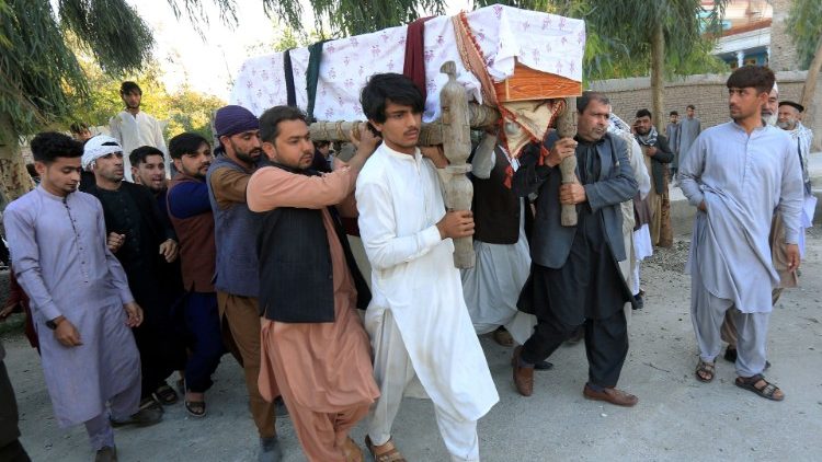 Männer tragen den Sarg einer der in Jalalabad getöteten Frauen, die im Rahmen der Impfkampagne gegen Polio eingesetzt waren