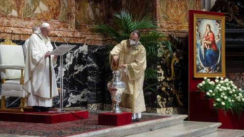 Homília pápeža Františka pri Omši svätenia olejov: „Nepatríme k tým, čo cúvajú“