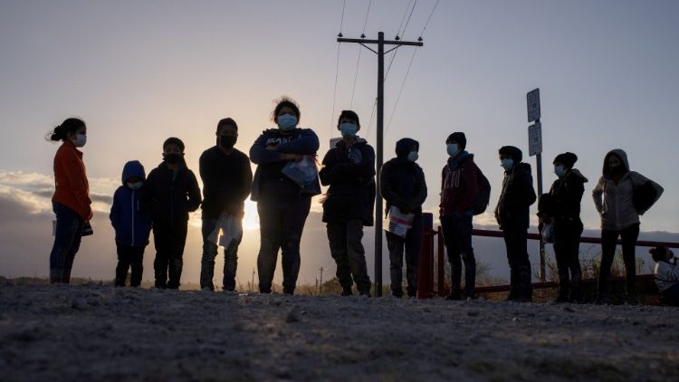 Migranti in attesa di oltrepassare il confine con gli Stati Uniti 