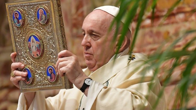 Papst Franziskus zelebriert die Ostermesse