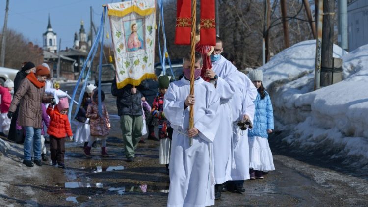 Katholische Osterprozession in Tomsk