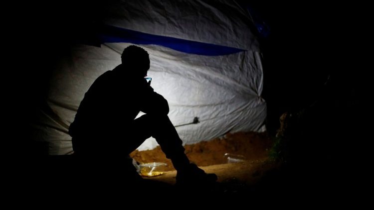 Un migrant au téléphone dans un campement des îles Canaries, en Espagne.