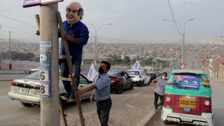 Ein Mann, der eine Maske des Präsidentschaftskandidaten Hernando de Soto trägt, beim Wahlkampf in Lima