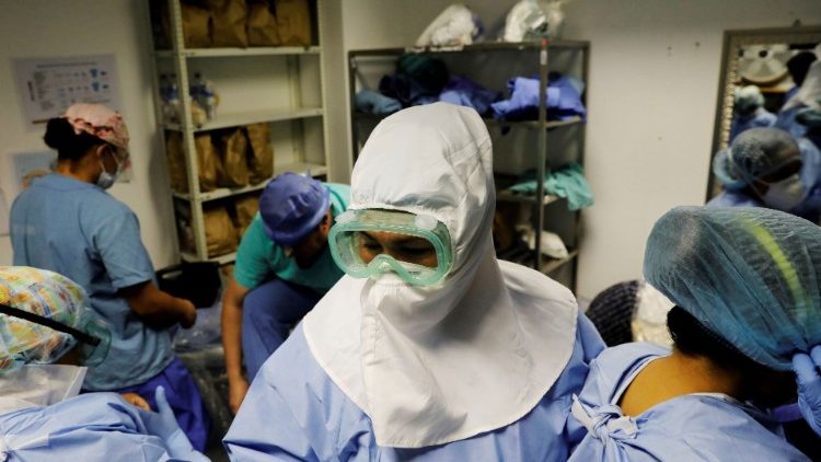 Ärzte und Krankenpfleger bereiten sich in Mexico City darauf vor, Impfungen vorzunehmen
