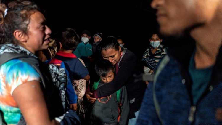 Migrantes guatemaltecos cruzan el río Grande en Roma, Texas, EEUU