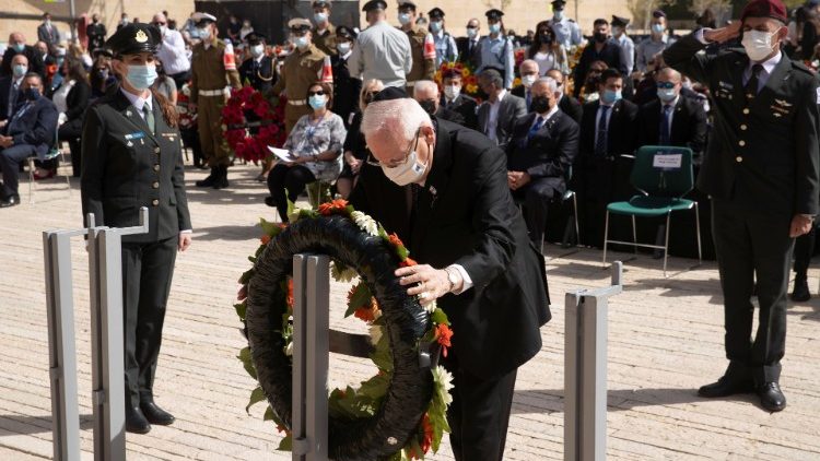 Израелският президент Реувен Ривлин поставя паметен венец в Деня на възпоменанието на холокоста, Йерусалим, 8 април 2021