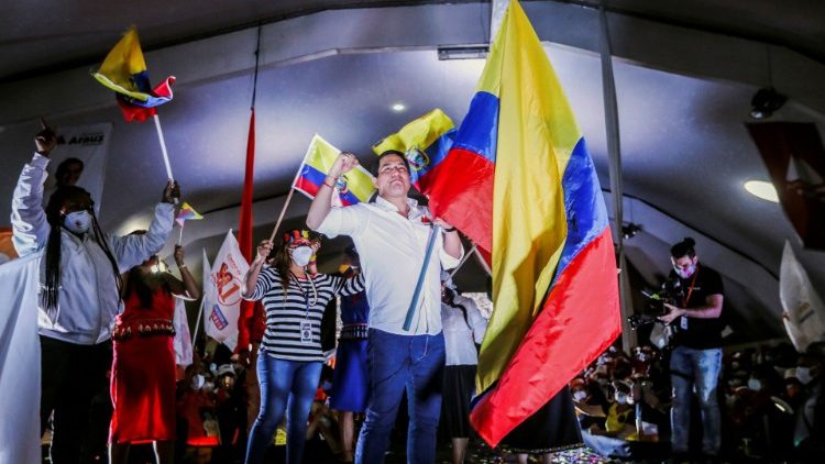 Le candidat du président sortant Andres Arauz clôt sa campagne électorale en meeting à Quito, la capitale, le 8 avril 2021. 