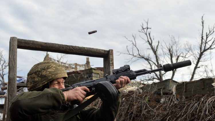 यूक्रेनी फौजी बंदुक चलाते हुए