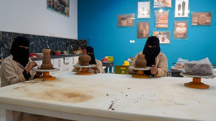 Саудитски жени работят върху саксии в занаятчийница в АлУла 