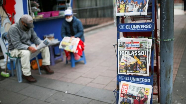 Pobladores de Quito leyendo los resultados de las elecciones