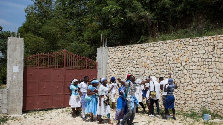 Des catholiques haïtiens en prière pour la libération des otages, le 12 avril 2021 à Port-au-Prince.