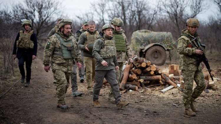 Militärkräfte im Osten der Ukraine; Präsident Zelensky machte sich vor Ort ein Bild