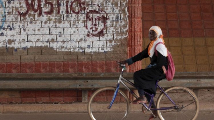 Mädchen auf Fahrrad in Ouagadougou, Burkina Faso