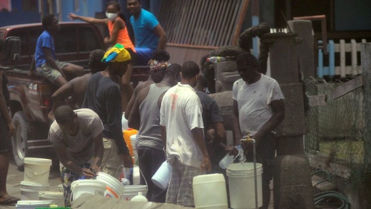 Des habitants de Saint-Vincent se ravitaillent en eau potable