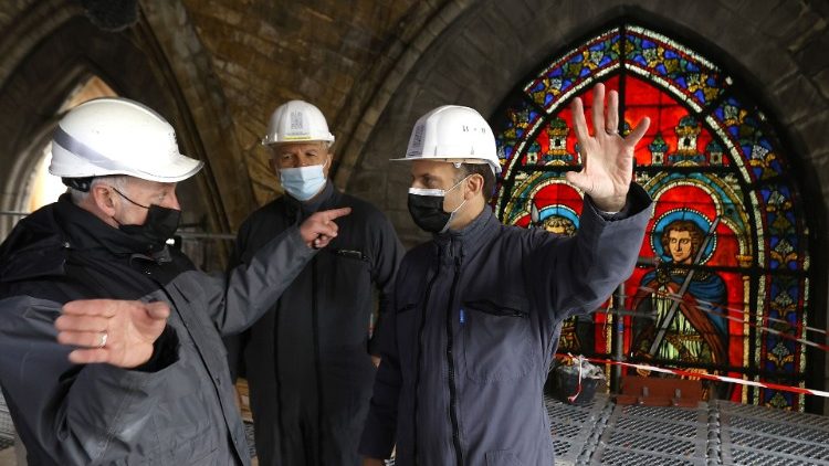 Il presidente Macron visita la cattedrale a due anni dall'incendio