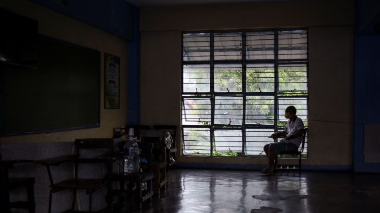 Filipino em isolamento permanece em uma escola convertida em instalação de quarentena, na cidade de Marikina, Metro Manila, Filipinas, 19 de abril de 2021. REUTERS / Lisa Marie David