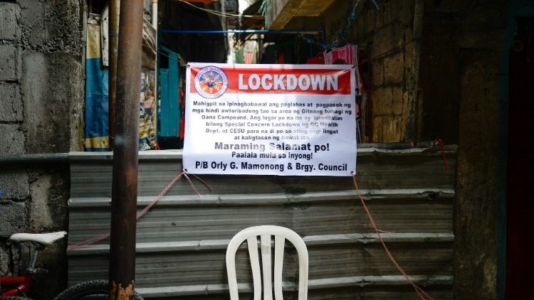 Uma barreira improvisada e uma placa indicando que a rua está trancada, em meio a casos crescentes de contágios de coronavírus (COVID-19), em Quezon City, Metro Manila, Filipinas