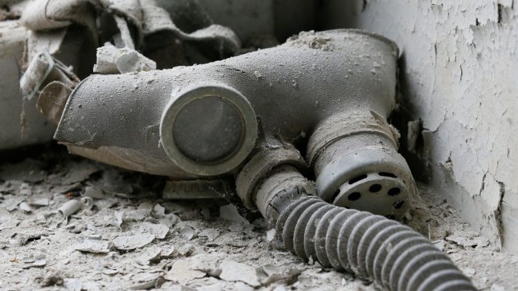 Máscara de gás em parque infantil nas proximidades da Usina de Chernobyl