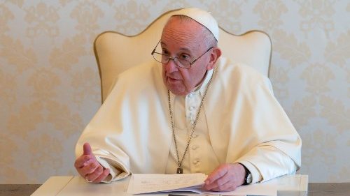 Papst Franziskus: Pfarrer sollen mit Eheleuten zusammenarbeiten