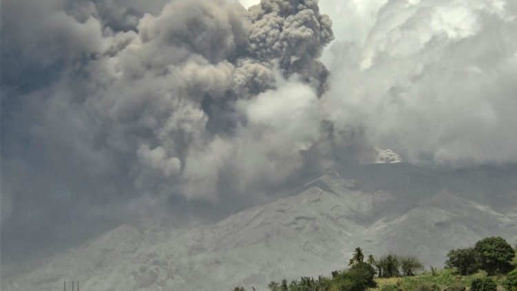 Vulcão La Soufrière entra em erupção