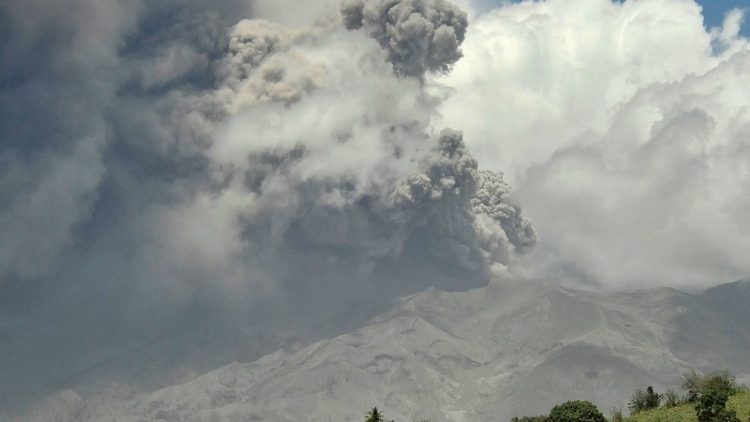 Stup dima i pepela izlazi iz vulkana La Soufrière