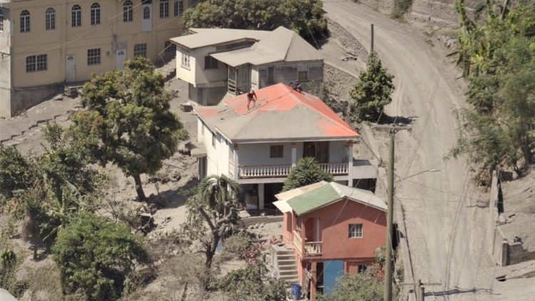 Dörfer liegen wegen der ständigen kleineren Ausbrüche weiterhin unter Asche, hier RoseBank, Saint Vincent und die Grenadinen