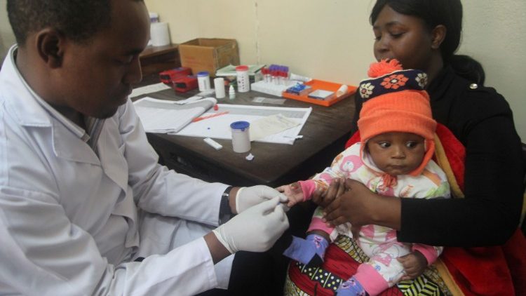 Ein Arzt testet ein Kind auf Malaria im Ithani-Asheri Hospital in Arusha, Tansania, am 11. Mai 2016.