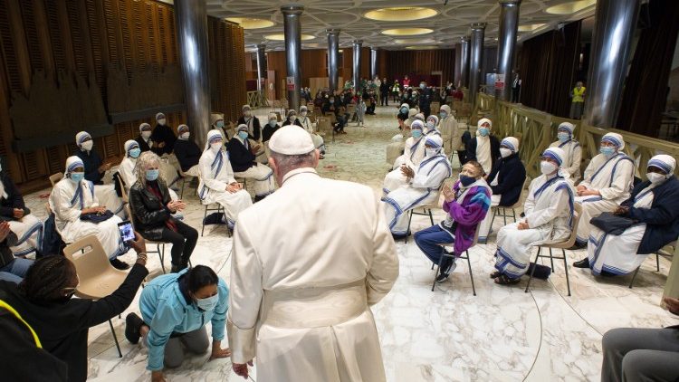 पोप स्वयंसेवकों एवं धर्मबहनों से मुलाकात करने के लिए रूके