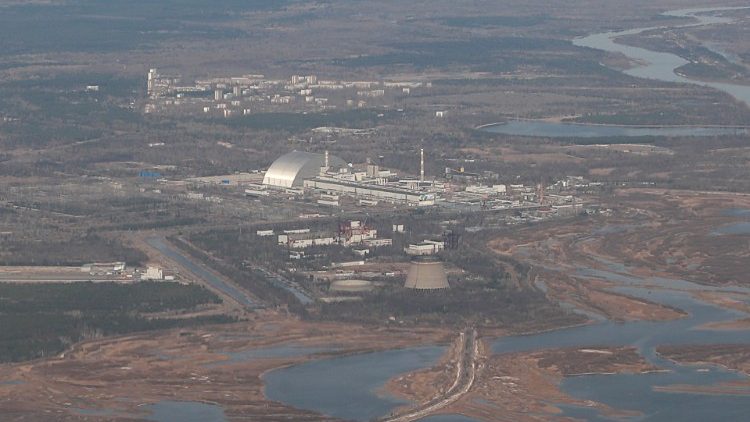 Uma vista mostra a Usina Nuclear de Chernobyl durante um voo pela zona de Chernobyl