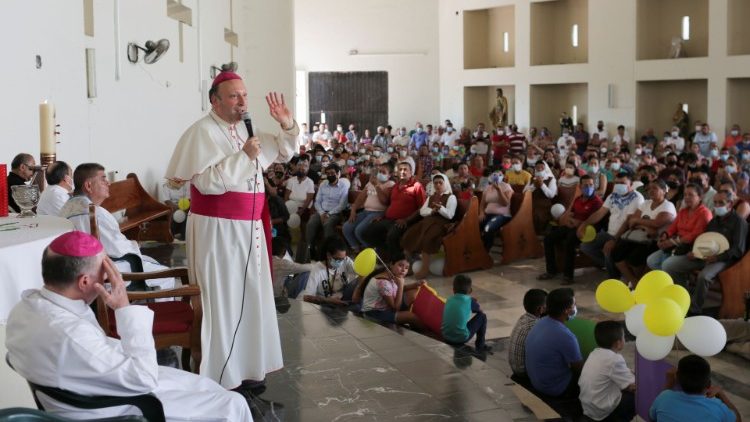 Der Papstbotschafter in Mexiko, Erzbischof Franco Coppola, bei seinem Besuch in Aguililla   