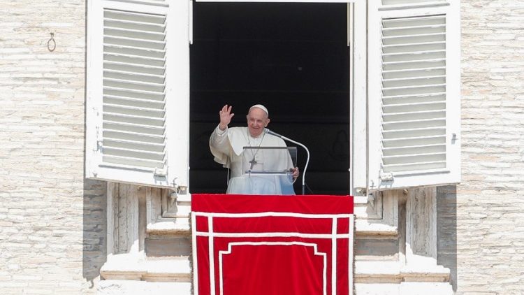 Il saluto di Papa Francesco ai fedeli durante il Regina Caeli