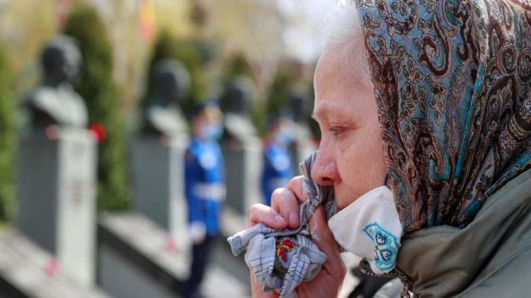 Mulher participa de uma cerimônia que marca o aniversário do desastre nuclear de Chernobyl em Kiev