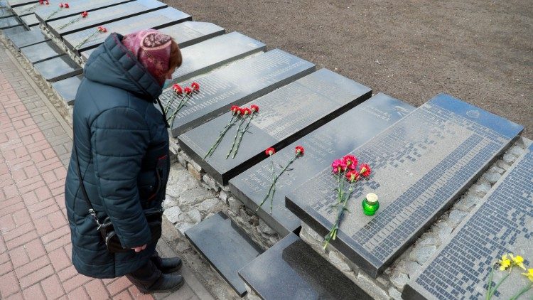 Uma mulher participa de uma cerimônia que marca o aniversário do desastre nuclear de Chernobyl em Kiev