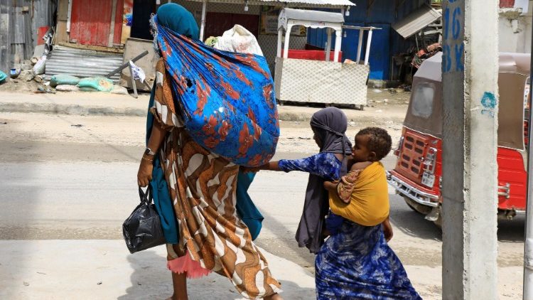 Somalia, civili in fuga da un distretto di Mogadiscio