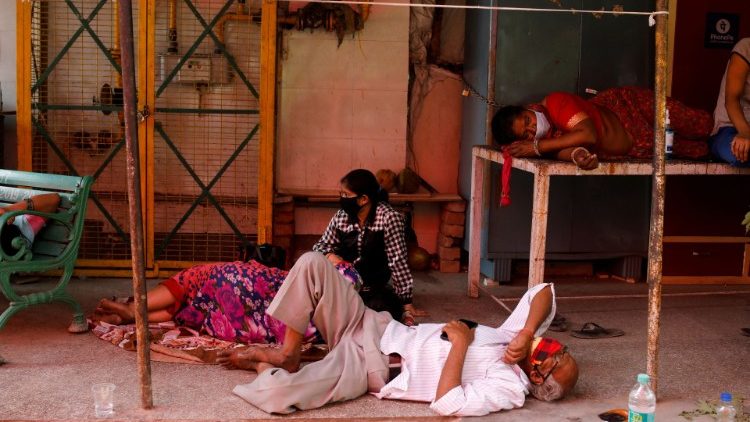 印度新冠病毒患者等待醫用氧氣