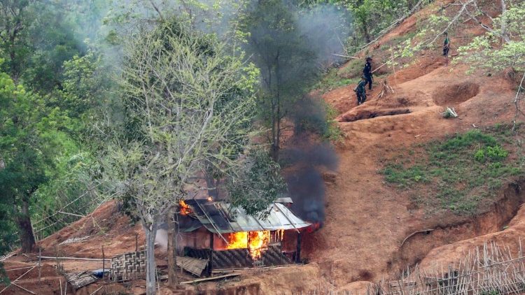 Tropas da minoria étnica Karen são vistas após atearem fogo em um posto avançado do exército de Mianmar perto da fronteira com a Tailândia, 28 de abril, 2021. REUTERS / Athit Perawongmetha 