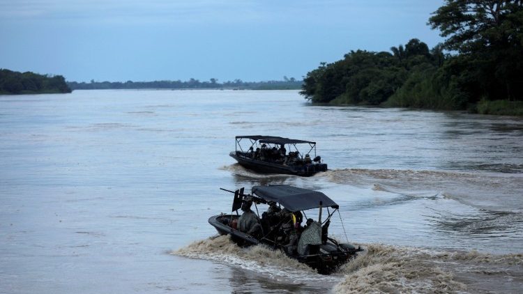 De barco no Rio Arauca, soldados colombianos patrulham fronteira entre a Colômbia e a Venezuela