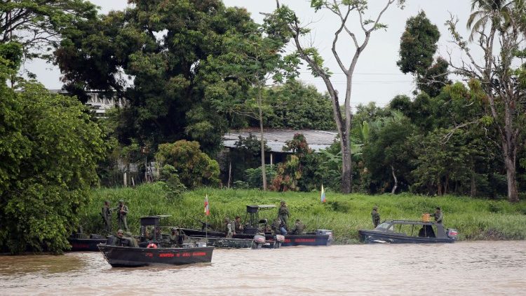Patrouille de l'armée vénézuélienne sur la rivière Arauca à la frontière avec la Colombie.