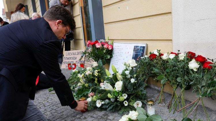Trauer in Potsdam: die Menschen legen vor dem Tatort Blumen nieder