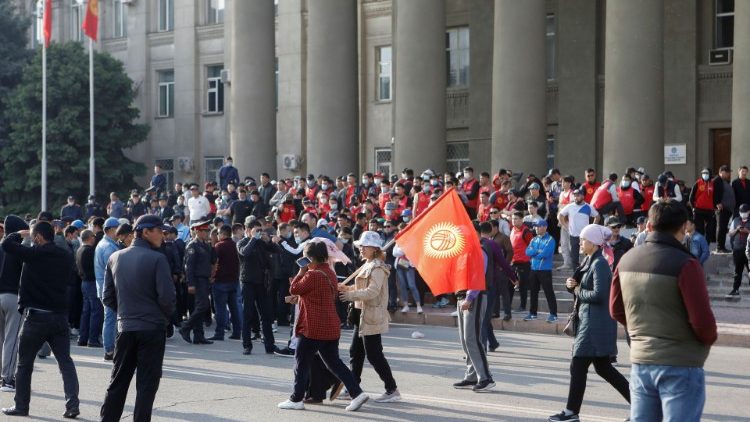 Demonstranten halten eine Kundgebung zur Unterstützung der Bewohner der südlichen Provinz Batken nach Zusammenstößen mit tadschikischen Truppen in Bischkek ab