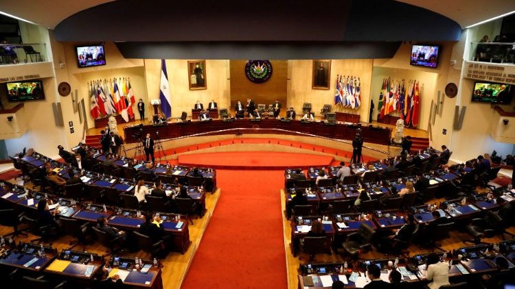 El congreso salvadoreño votó por la destitución de los magistrados de la Corte Suprema de Justicia en el congreso salvadoreño, en San Salvador