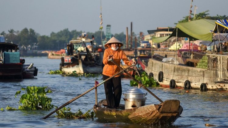 Une marchande de nourriture sur le Mékong au Vietnam, le 5 mai 2021. 