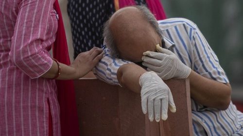 "Anjos da Misericórdia" ajudam a sepultar mortos de Covid na Arquidiocese de Bangalore
