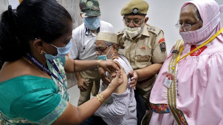 Вакцинация от COVID-19 в поликлинике Мумбая