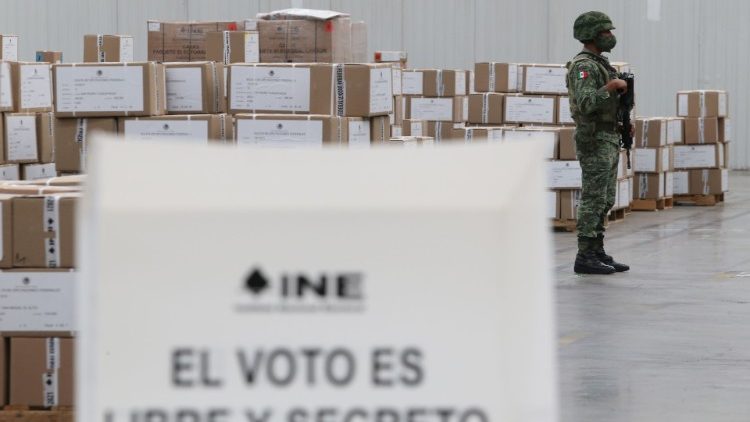 Un soldado vigila una bodega donde se almacenan cajas con material electoral para las próximas elecciones del 6 de junio.